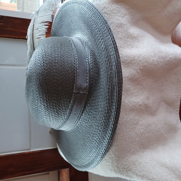 LIKE NEW LADIES HAT - Picture 3 of 4